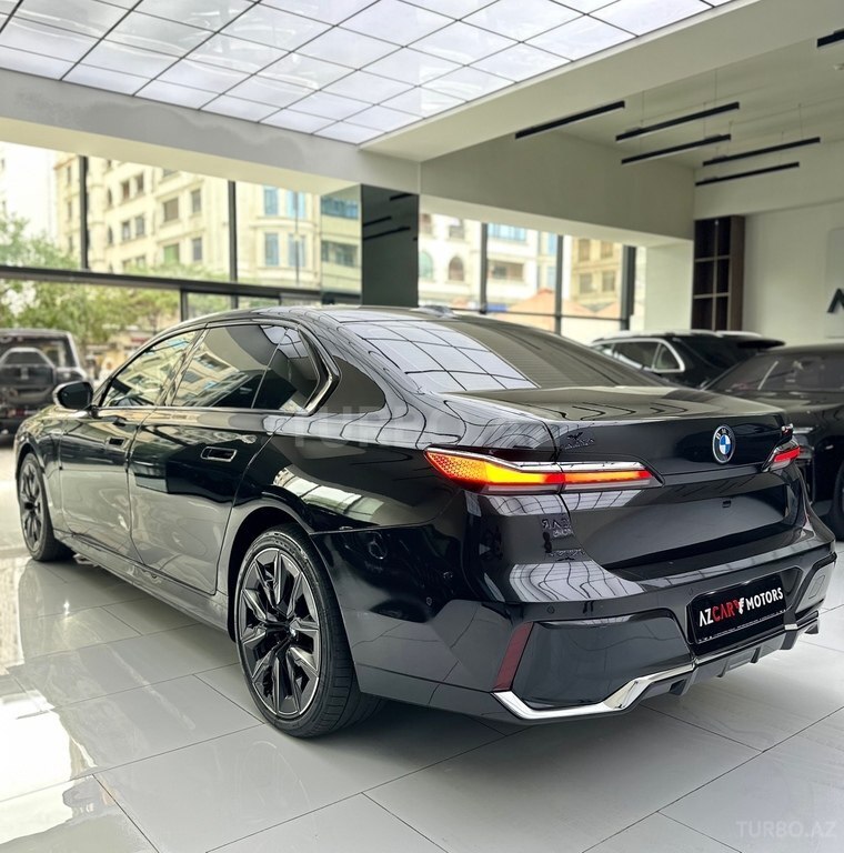 BMW i7