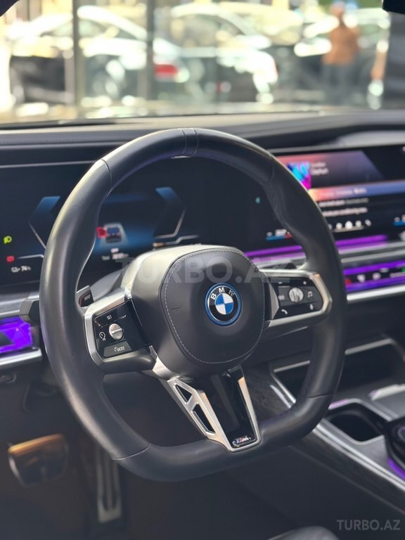 BMW i7