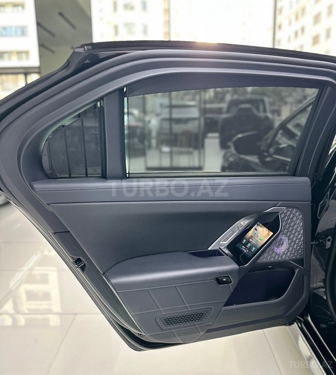 BMW i7