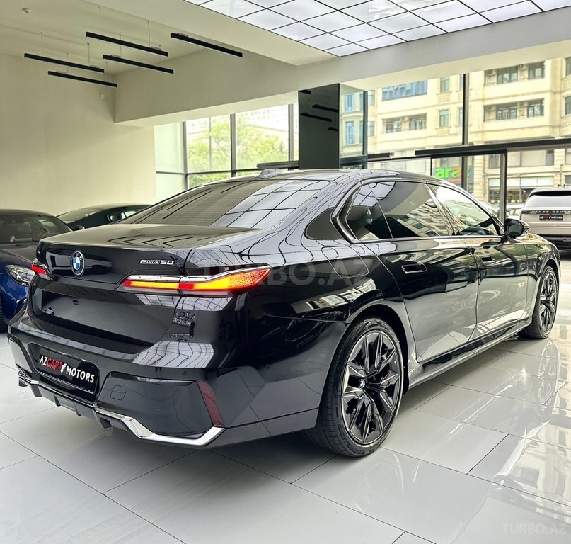 BMW i7