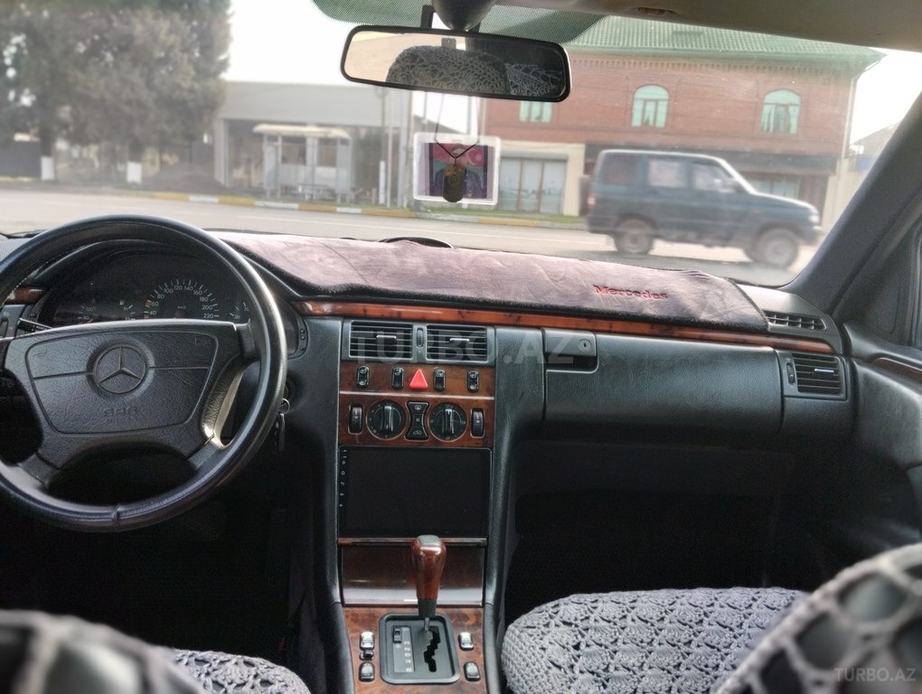 Mercedes E 280