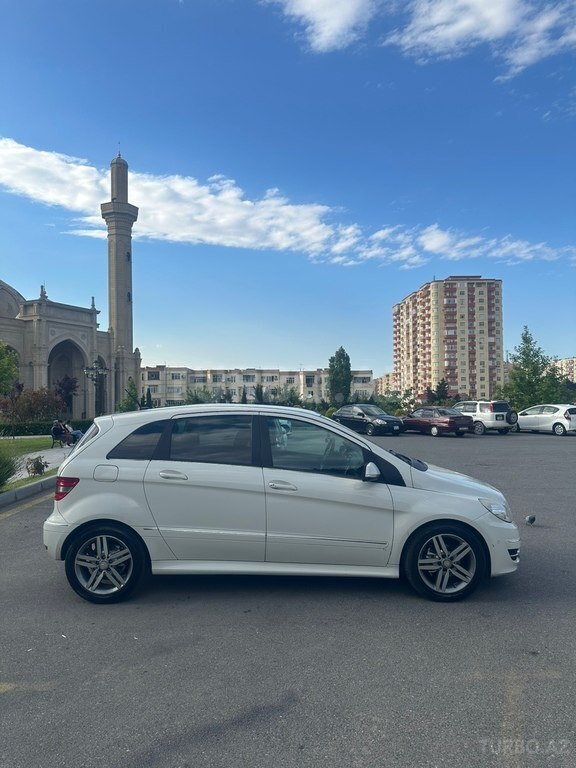 Mercedes B 180