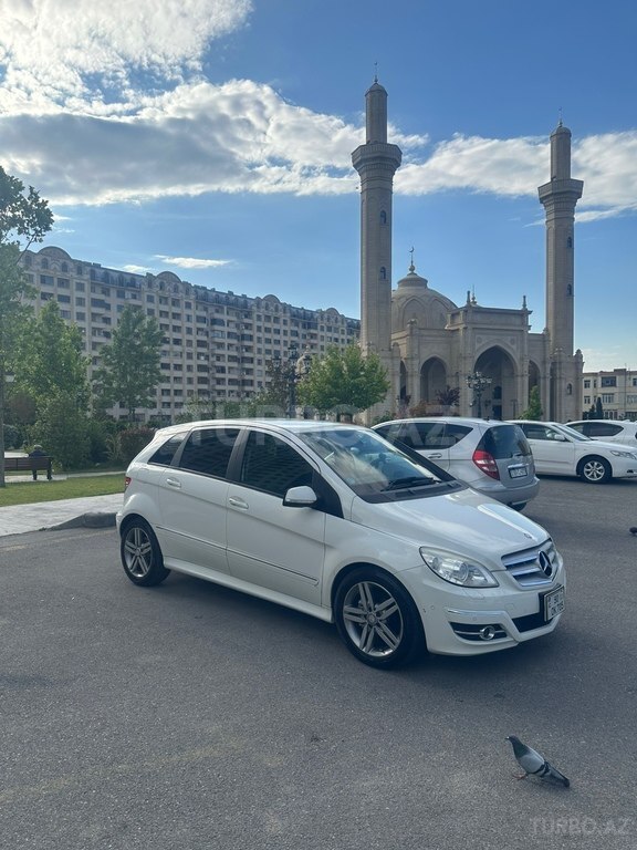 Mercedes B 180