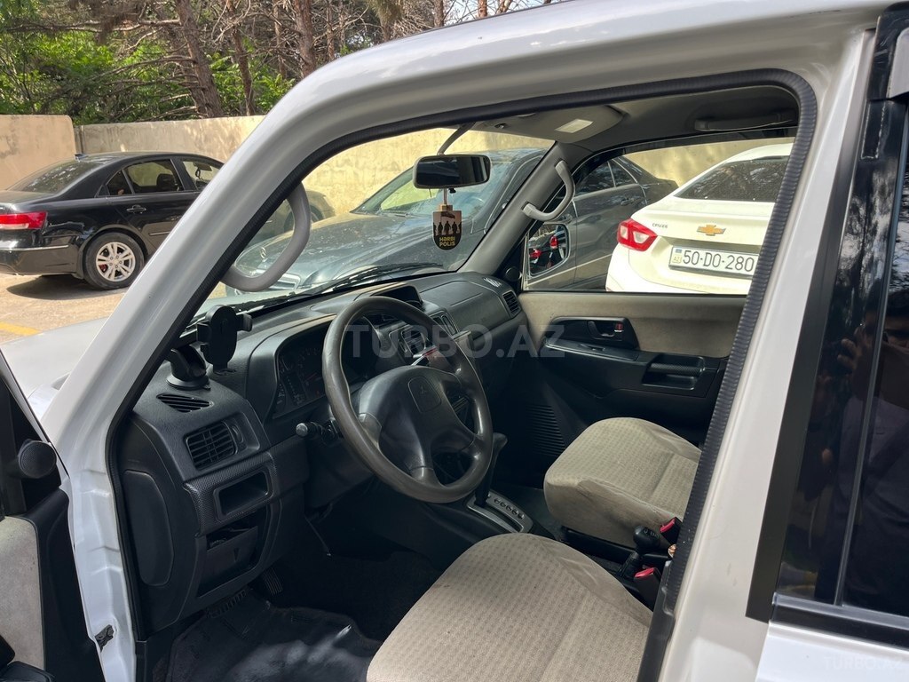 Mitsubishi Pajero io