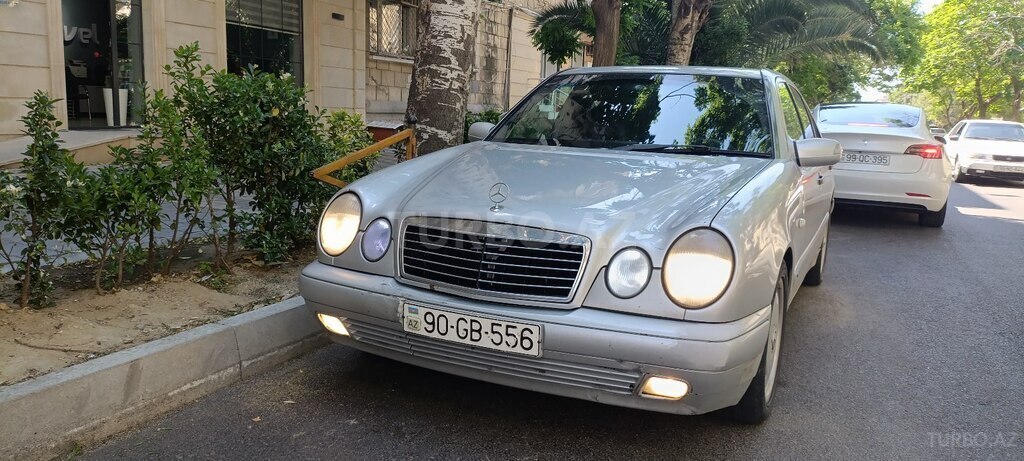 Mercedes E 200