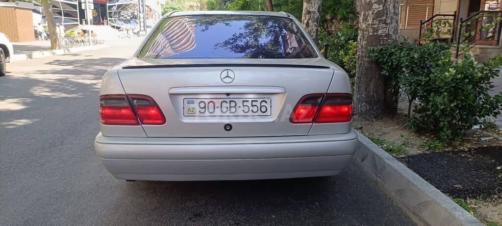 Mercedes E 200