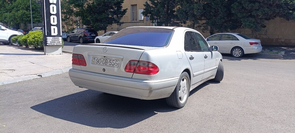 Mercedes E 200