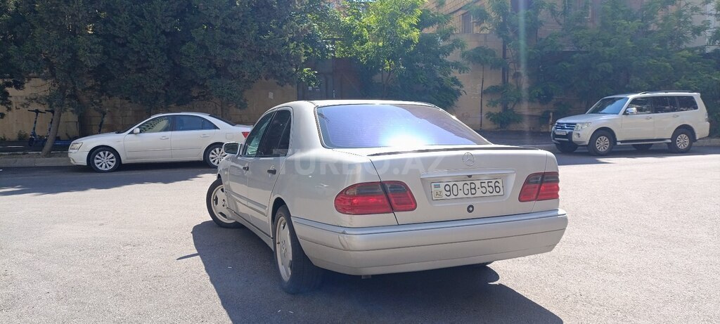 Mercedes E 200