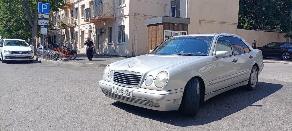 Mercedes E 200