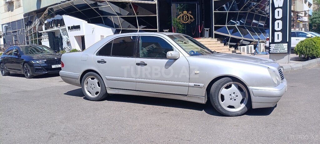 Mercedes E 200