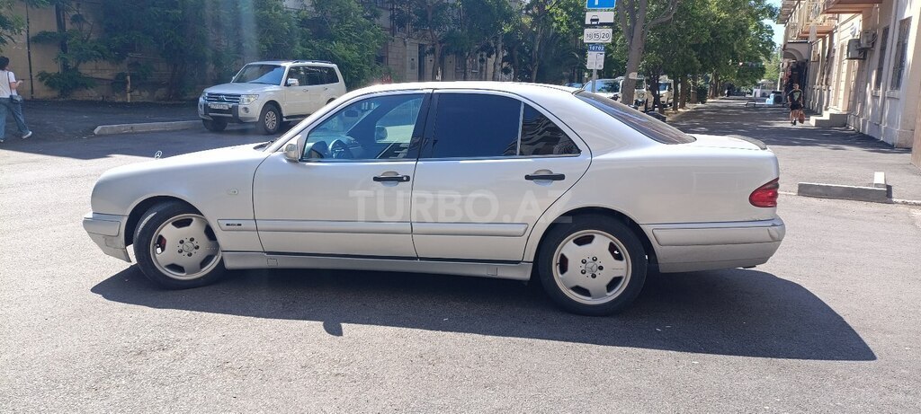 Mercedes E 200
