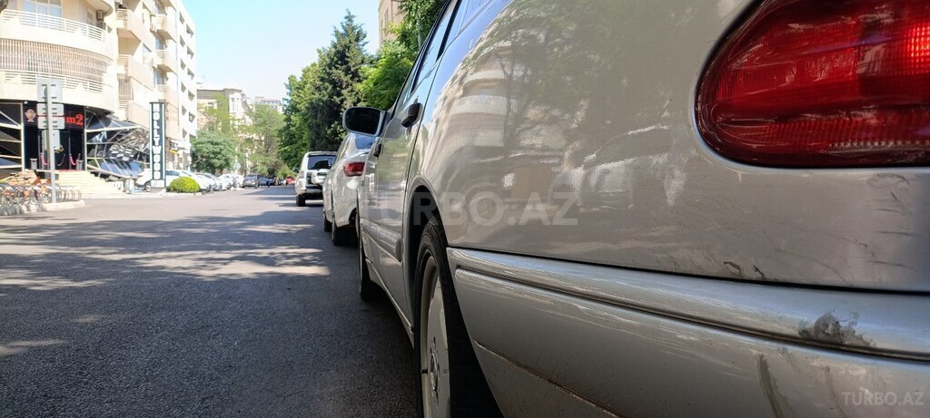 Mercedes E 200