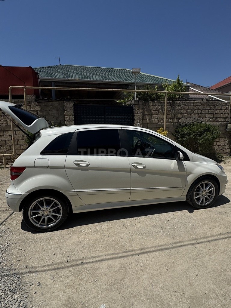 Mercedes B 180