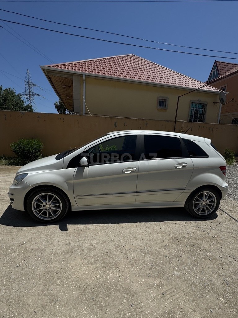 Mercedes B 180