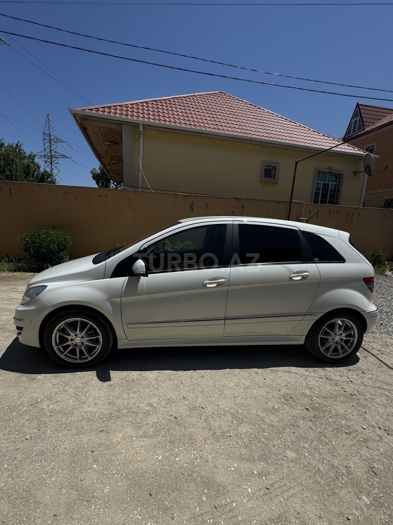 Mercedes B 180