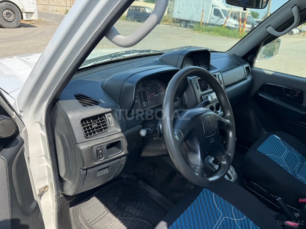 Mitsubishi Pajero io