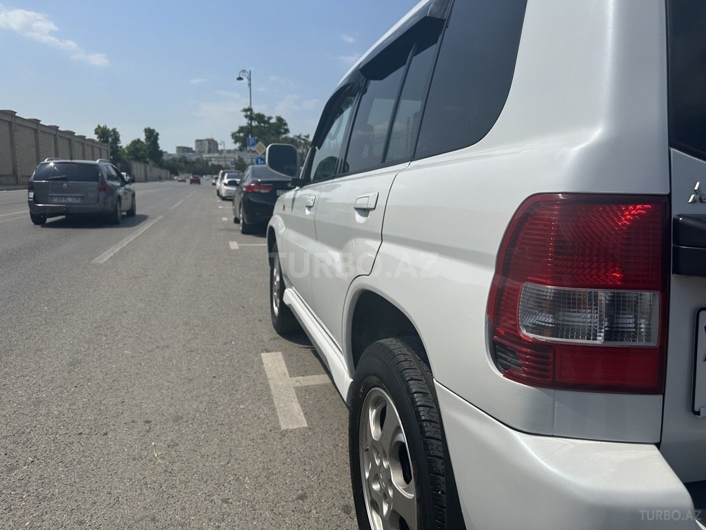 Mitsubishi Pajero io