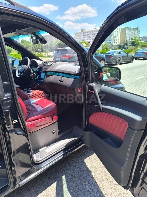 Mercedes Viano