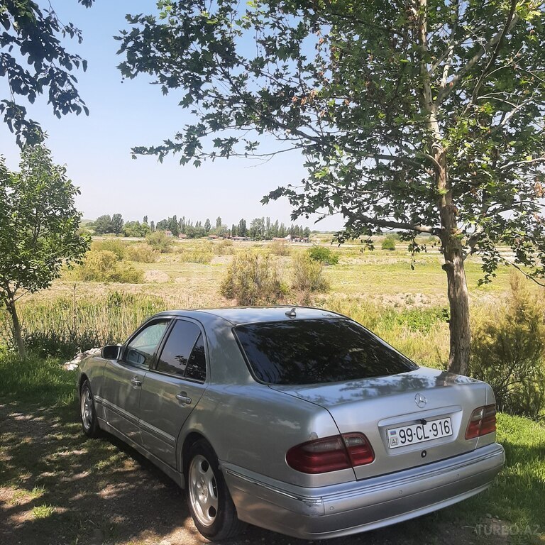 Mercedes E 220