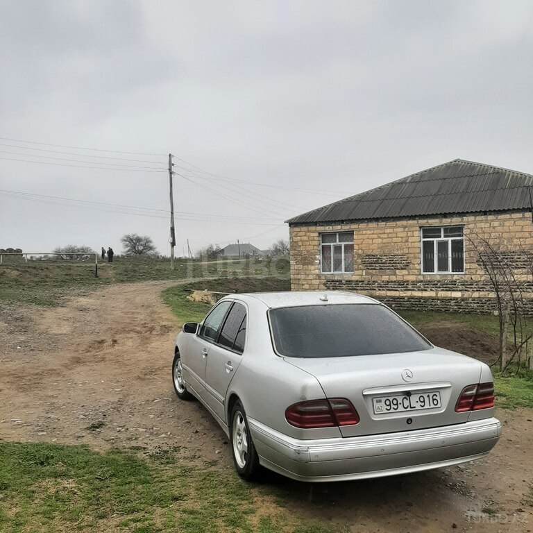 Mercedes E 220