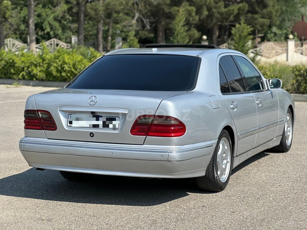 Mercedes E 220