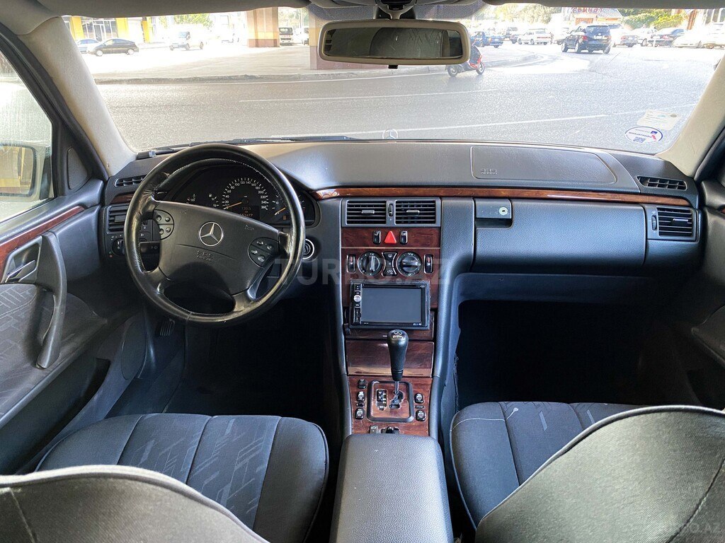 Mercedes E 220