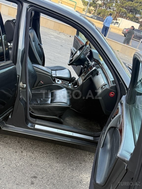 Mercedes E 240