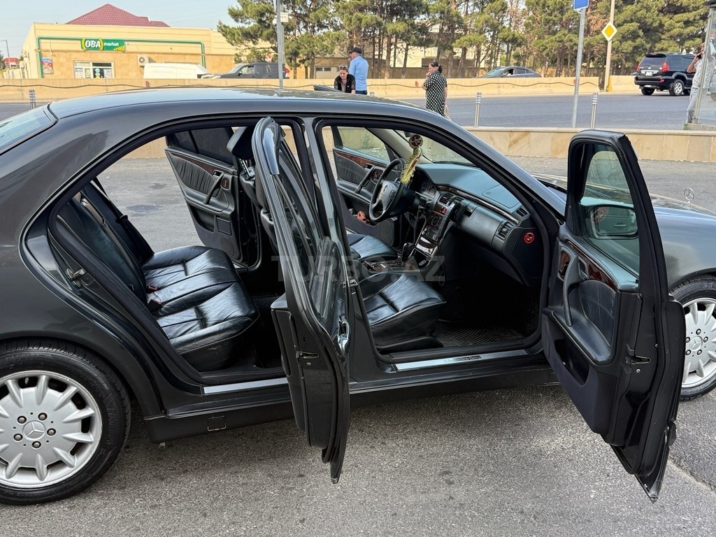 Mercedes E 240