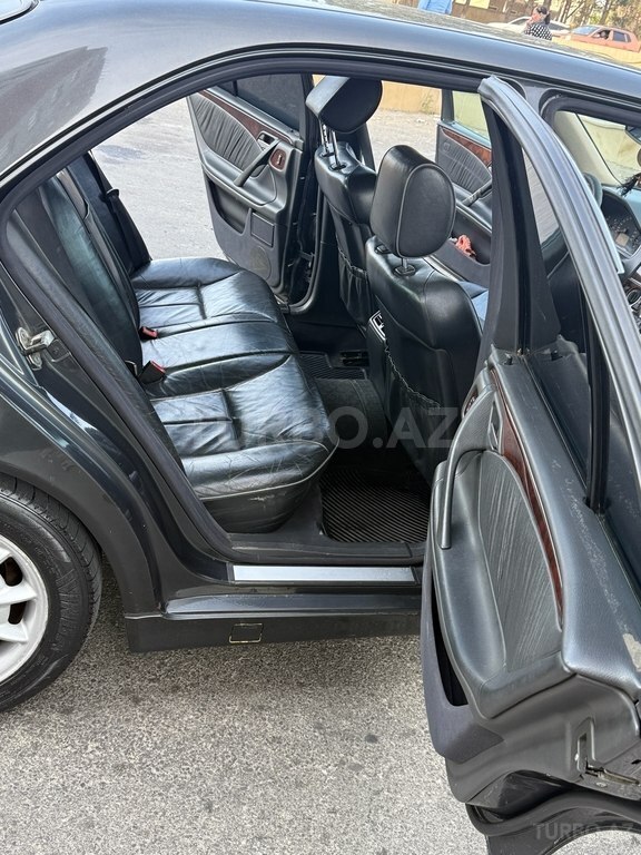 Mercedes E 240