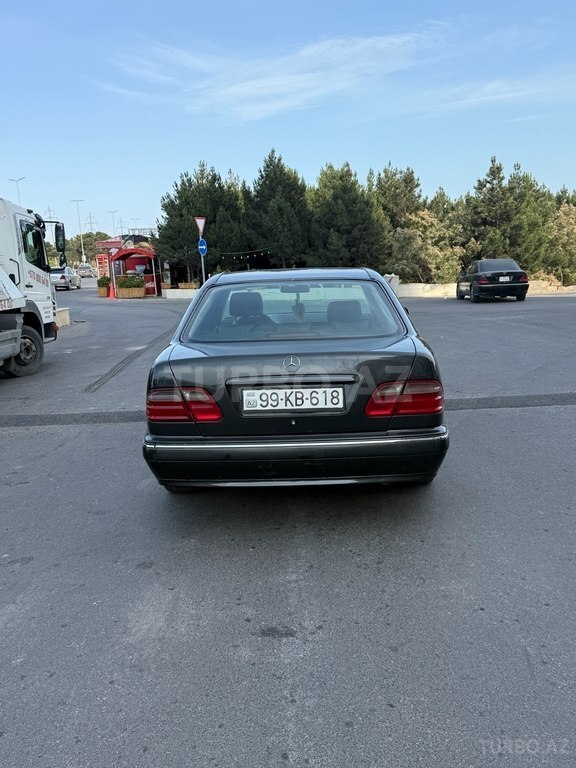 Mercedes E 240