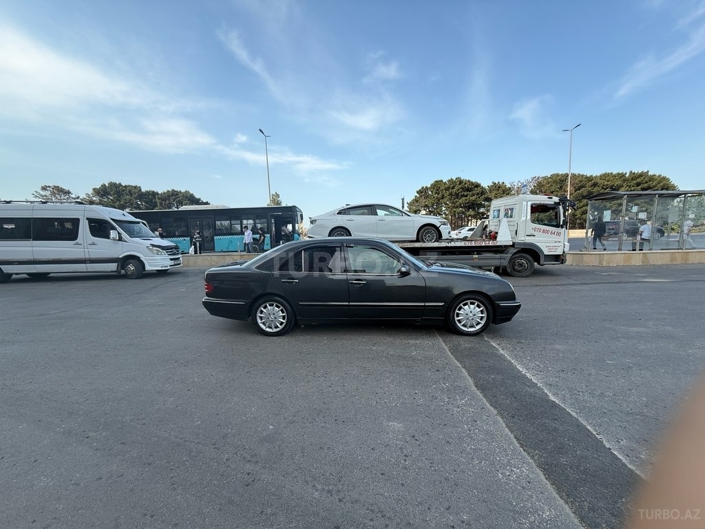 Mercedes E 240