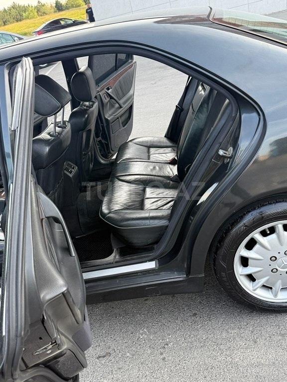 Mercedes E 240