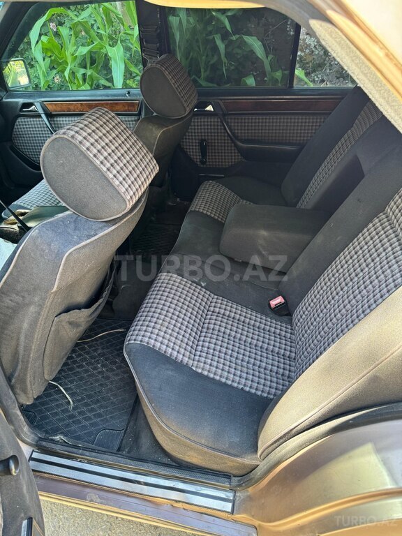 Mercedes 200 E