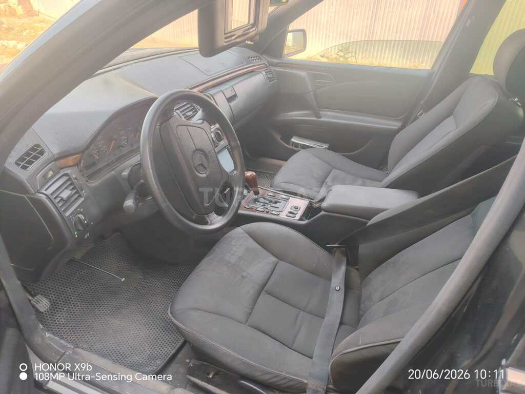 Mercedes E 230