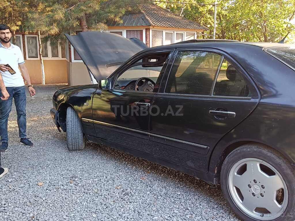 Mercedes E 230