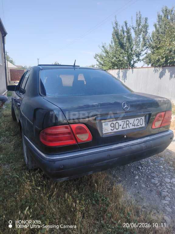 Mercedes E 230