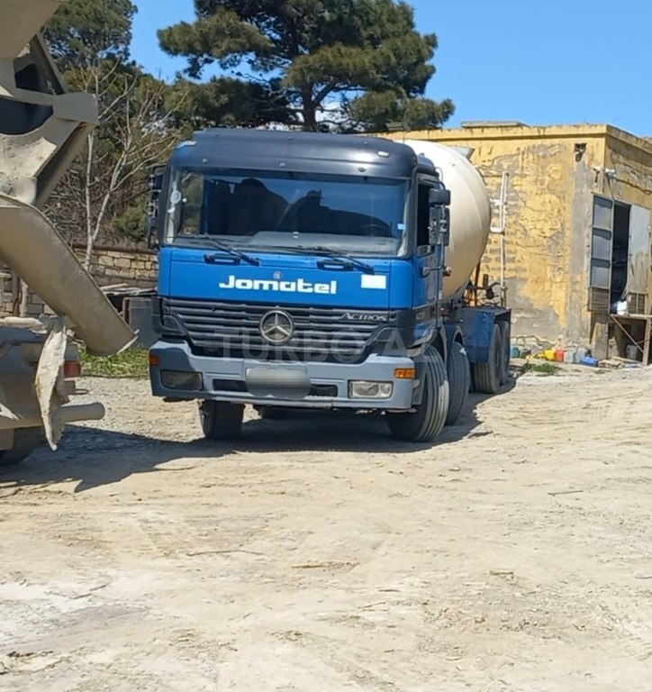 Mercedes Actros 3235