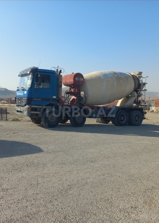 Mercedes Actros 3235