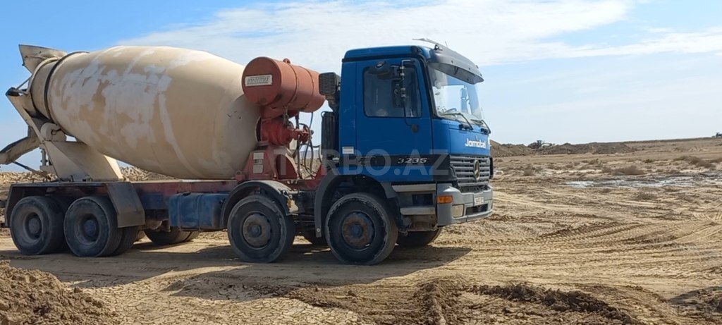Mercedes Actros 3235