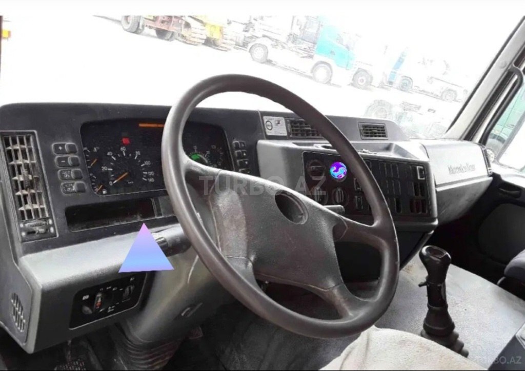 Mercedes Actros 3235