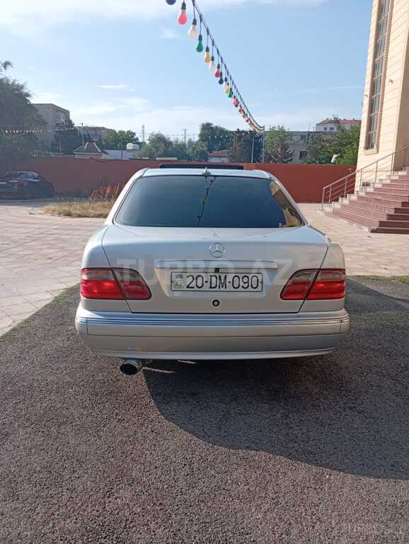 Mercedes E 240