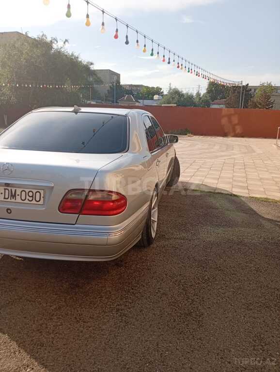 Mercedes E 240