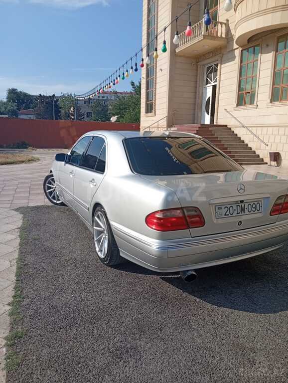 Mercedes E 240