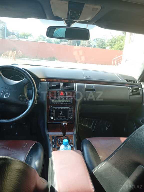 Mercedes E 240