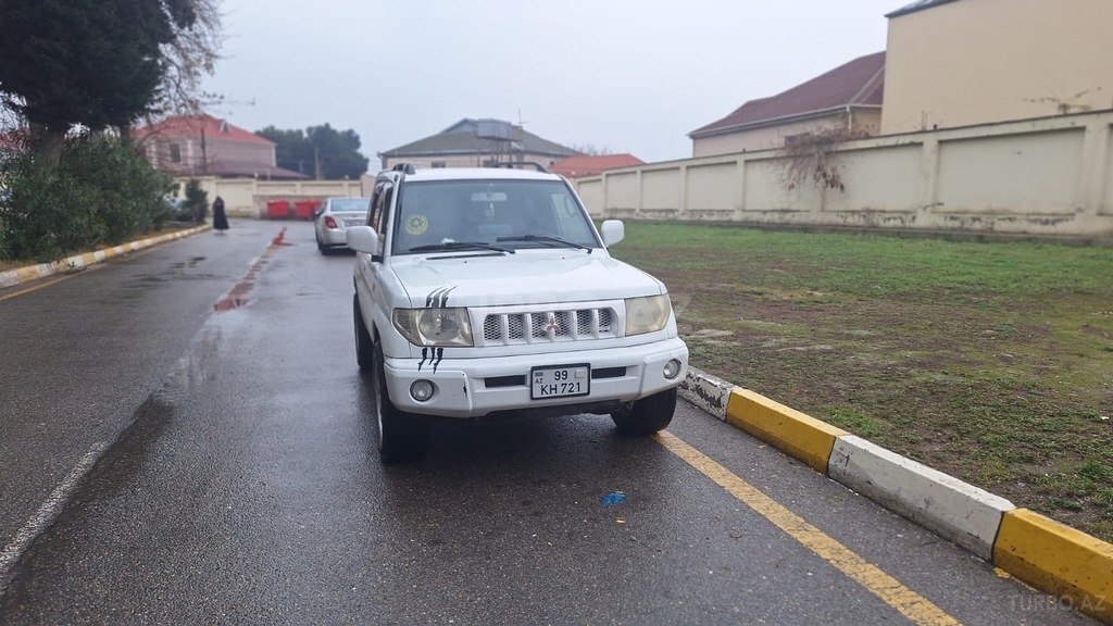 Mitsubishi Pajero io