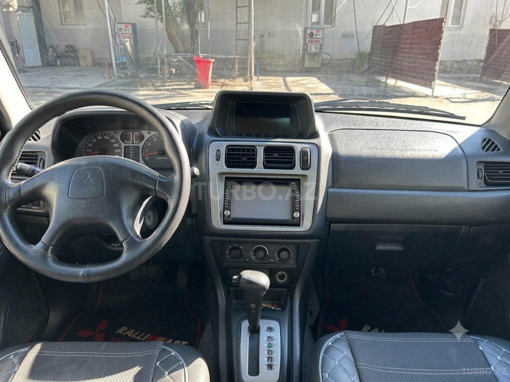 Mitsubishi Pajero io