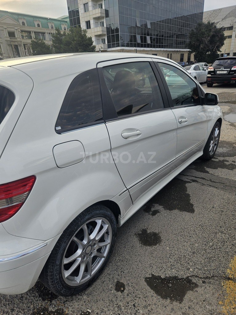Mercedes B 180