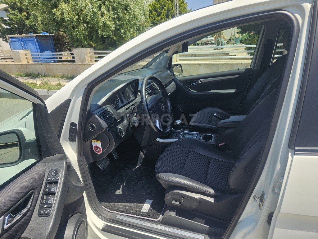 Mercedes B 180