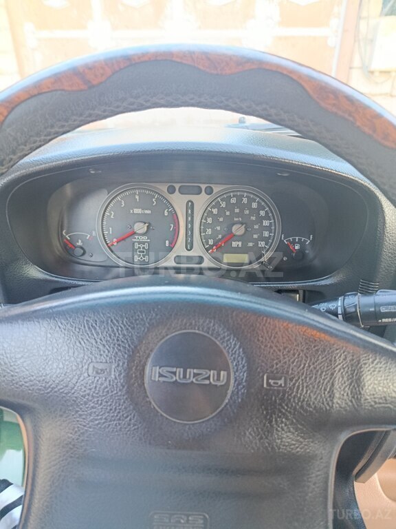 Isuzu Axiom