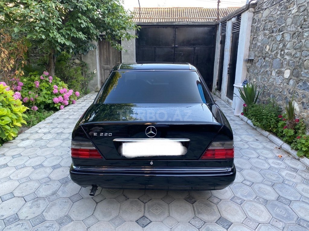 Mercedes E 220